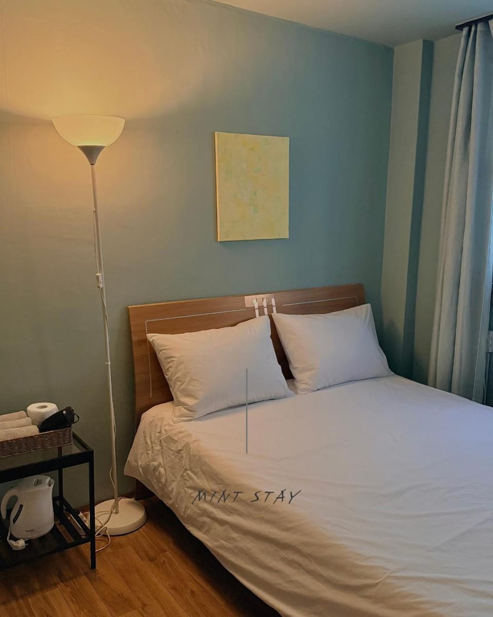 Photo of the whole room, Bedroom