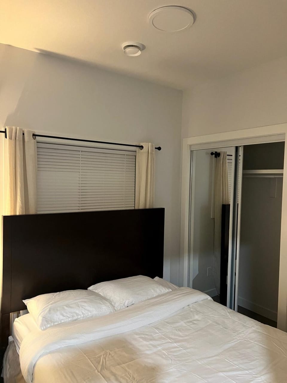 Wyatt Modern Suite Apartment in Fort Saskatchewan