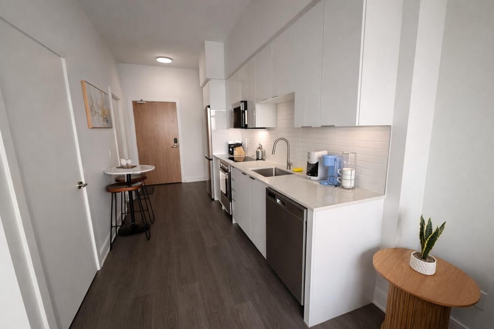 Luxurious Condo - Gym,Pool,Sauna,Bowling Alley,Hot Tub,Lounge Apartment in Waterloo