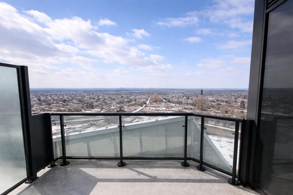 Luxurious Condo - Gym,Pool,Sauna,Bowling Alley,Hot Tub,Lounge Apartment in Waterloo