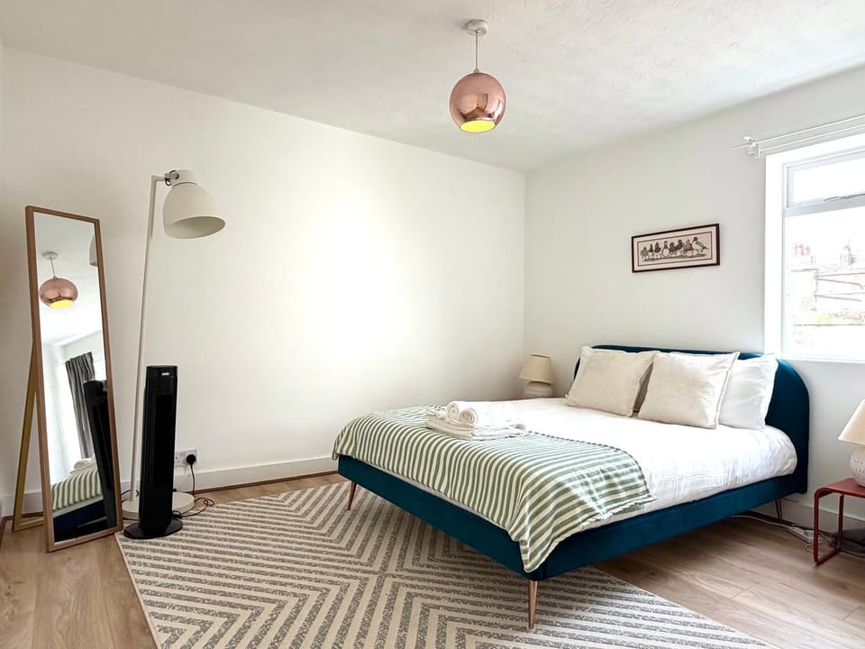 Bed, Day, Photo of the whole room, Bedroom