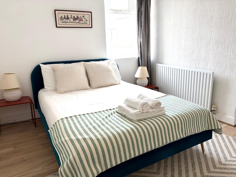 Bed, Bedroom, towels
