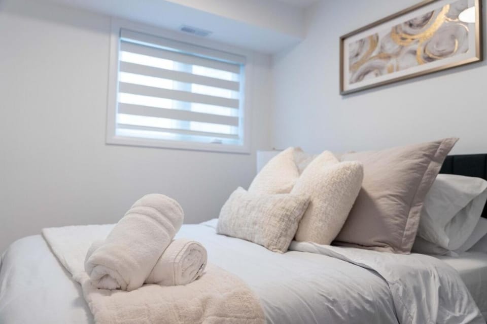 Bright & Spacious 2BR Near Downtown KW Apartment in Kitchener