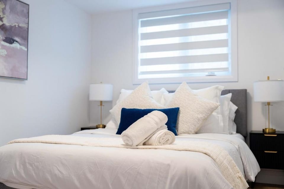 Bright & Spacious 2BR Near Downtown KW Apartment in Kitchener