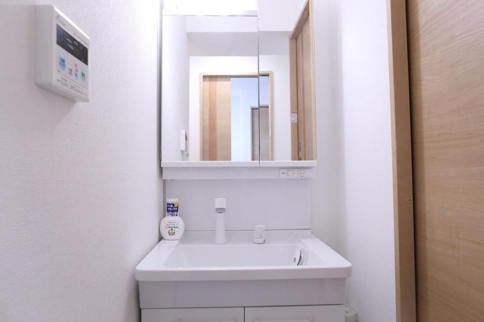 N301 Direct to Ikebukuro in 2 mins by train Apartment in Shinjuku