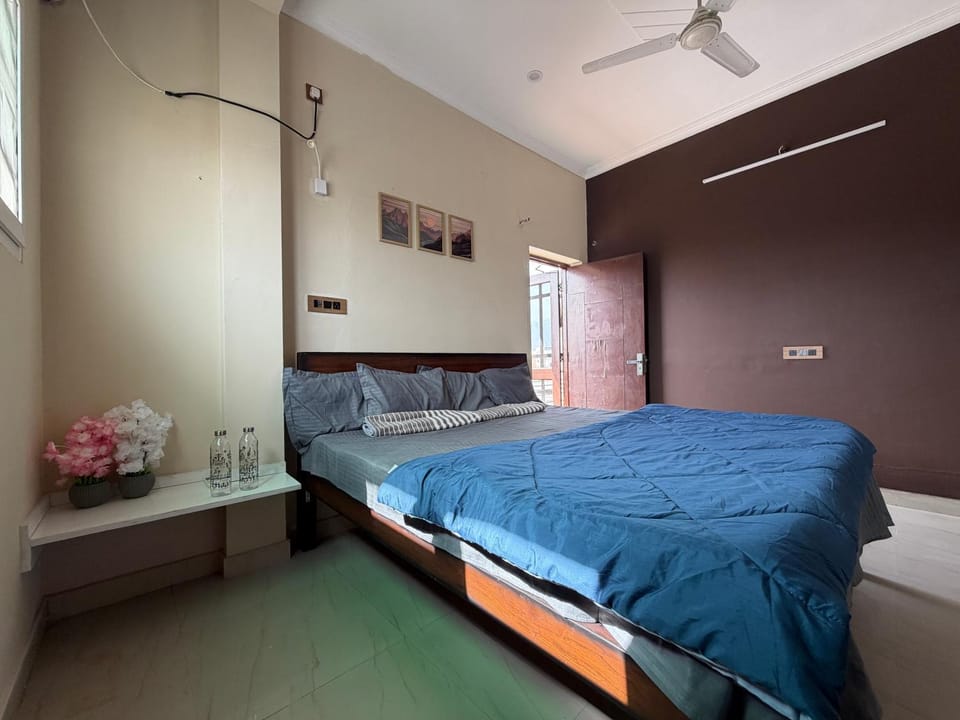 The Sunflower Suite -2BHK Cinéma Near IT Park Apartment in Dehradun