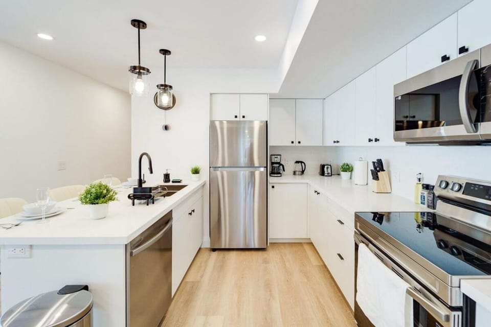 Contemporary Comfort 2BR Kitchener Escape Apartment in Kitchener