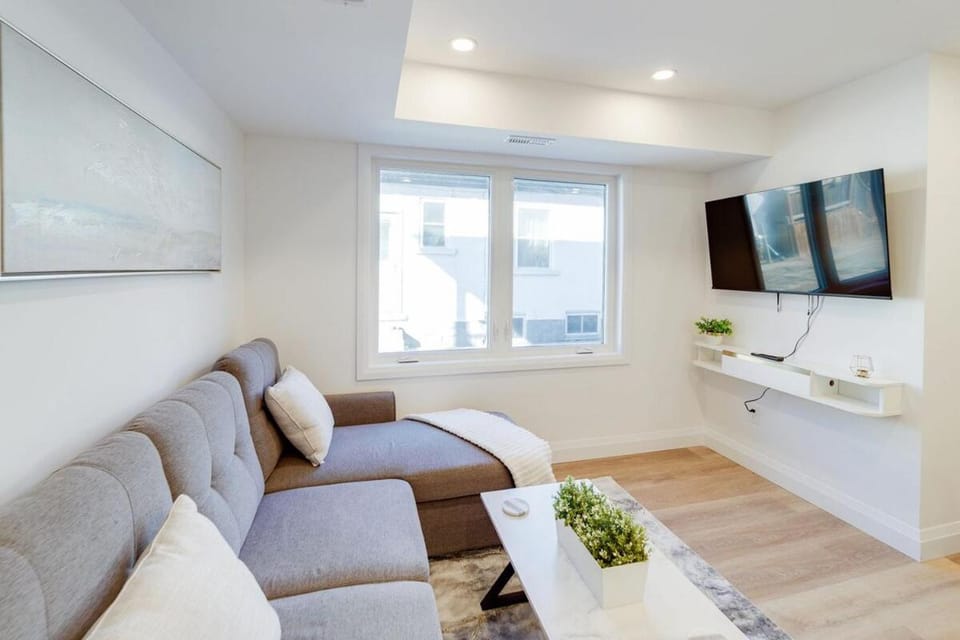 Contemporary Comfort 2BR Kitchener Escape Apartment in Kitchener