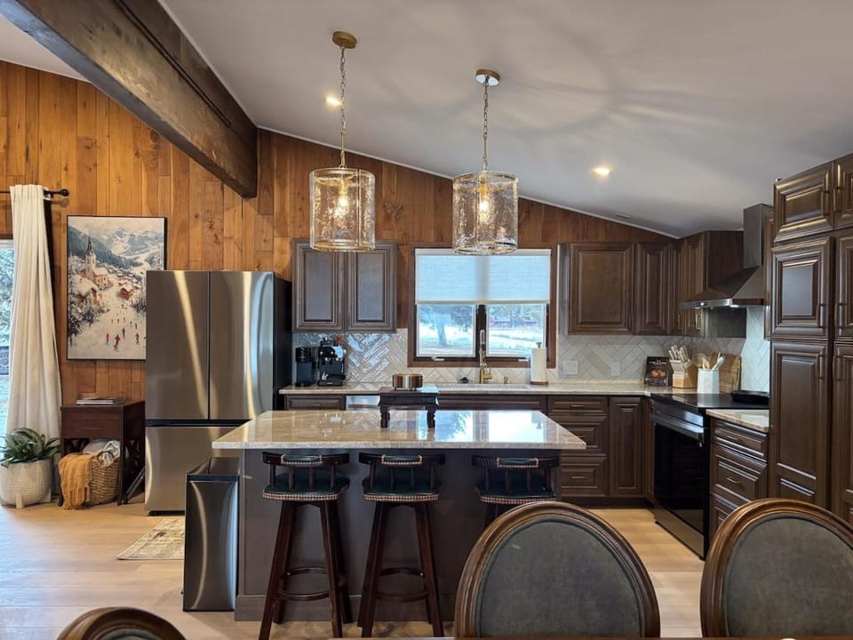 Luxury Big Sky Golf Course Retreat with Hot Tub House in Big Sky