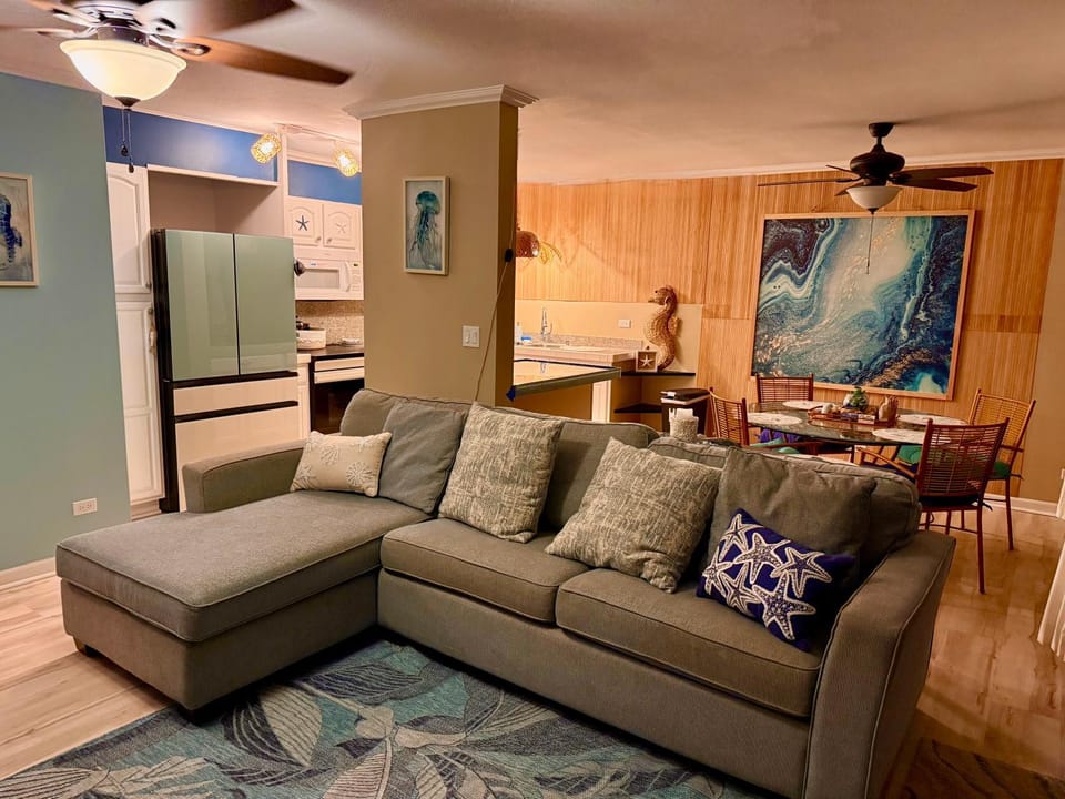Kitchen or kitchenette, Living room, Seating area, Dining area