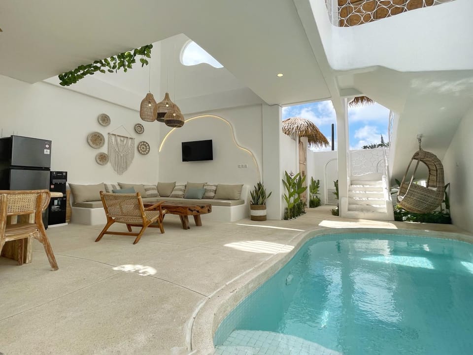 Patio, Communal lounge/ TV room, Natural landscape, TV and multimedia, Evening entertainment, Pool view, Swimming pool, sunbed