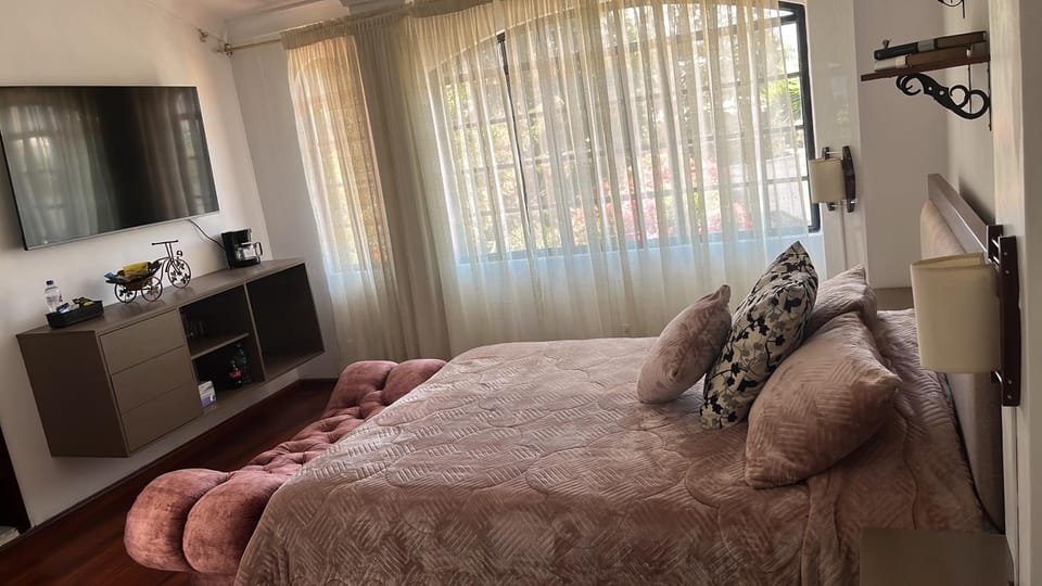 Bed, TV and multimedia, Photo of the whole room, Bedroom, minibar, wardrobe