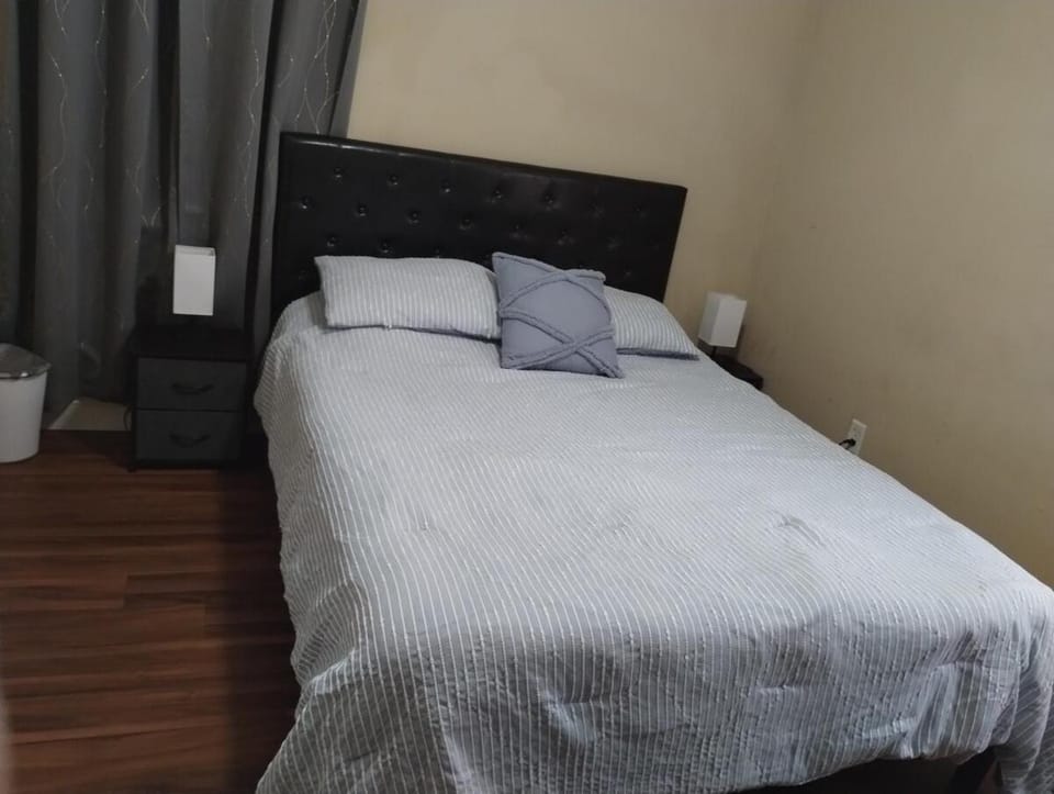 Blessfull Refuge Palatka - Solo Guest Room - Shared Bath - Shared Guest House Bed and Breakfast in Palatka