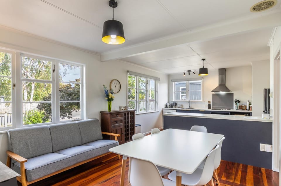 Kitchen or kitchenette, Living room, Seating area, Dining area, pet friendly, stove