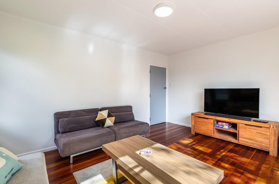Communal lounge/ TV room, TV and multimedia, Living room, Seating area, Evening entertainment