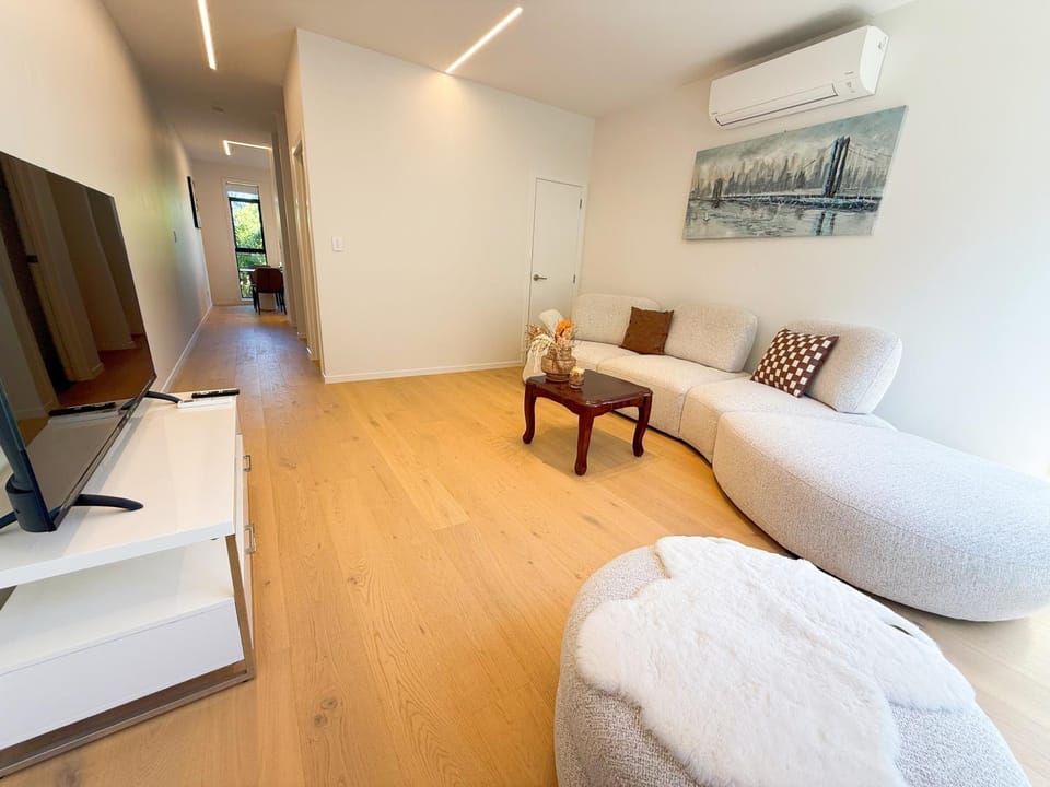 Newly Built 3-Bedroom 4-Bathroom Residence near Newmarket House in Auckland
