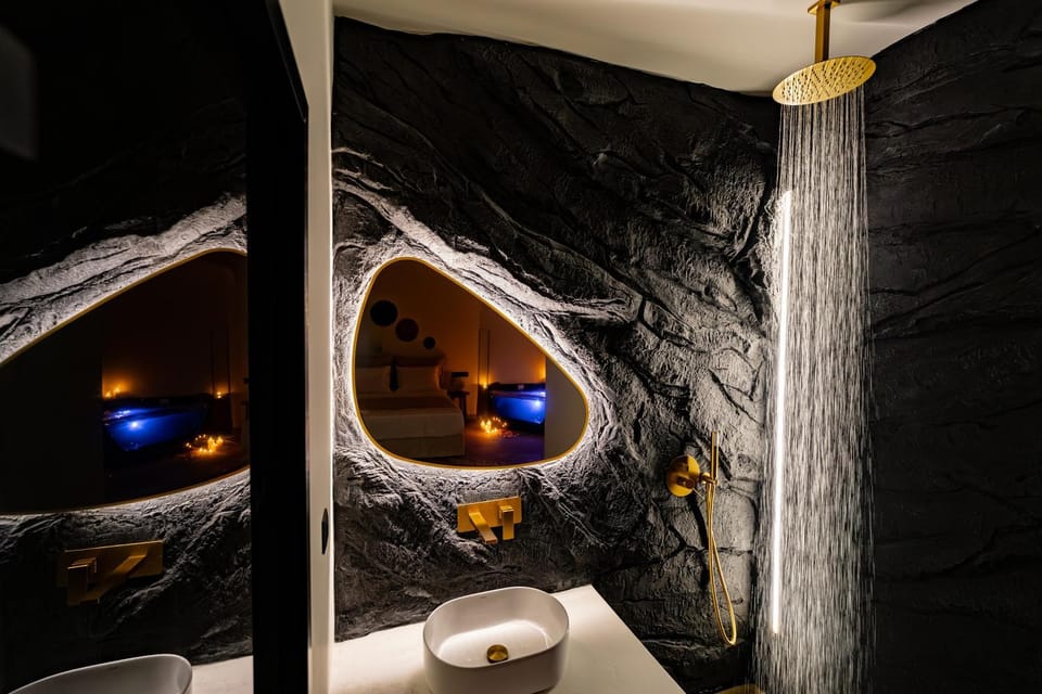 Andromeda Suite Private Jacuzzi & Cave Shower Apartment in Decentralized Administration of Attica