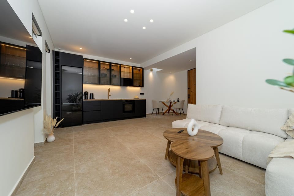 Andromeda Suite Private Jacuzzi & Cave Shower Apartment in Decentralized Administration of Attica