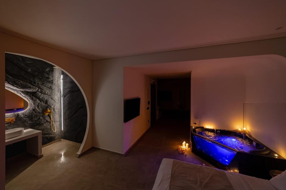 Andromeda Suite Private Jacuzzi & Cave Shower Apartment in Decentralized Administration of Attica