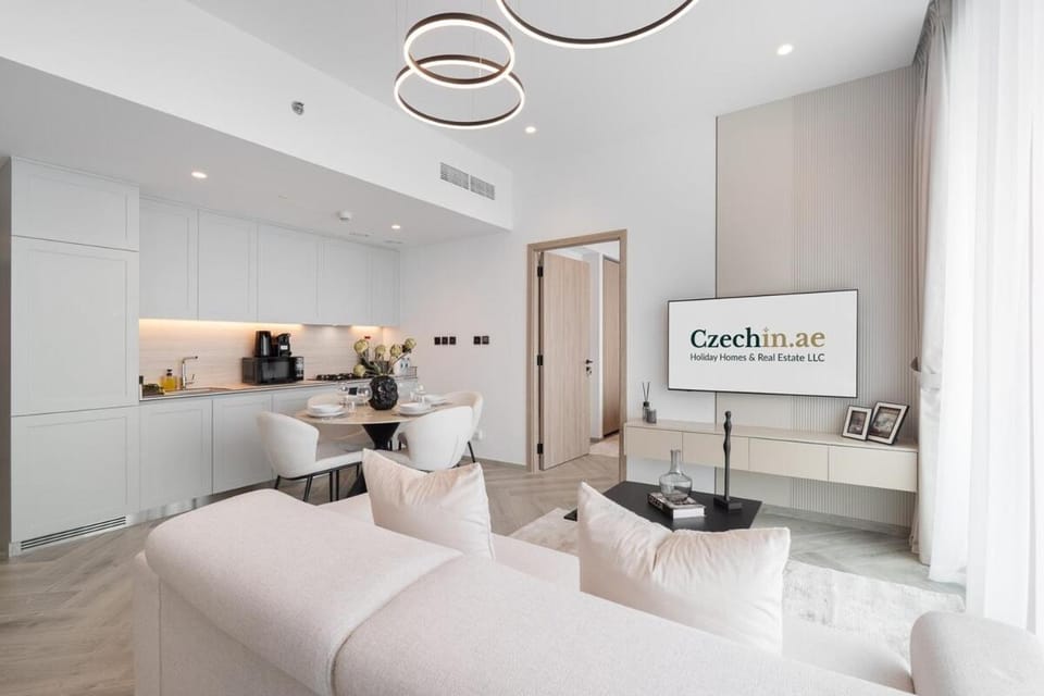 Luxury 1BR, Canal & Skyline Views, Peninsula 3 Apartment in Dubai