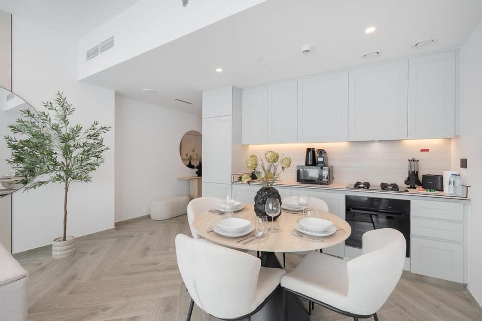 Luxury 1BR, Canal & Skyline Views, Peninsula 3 Apartment in Dubai