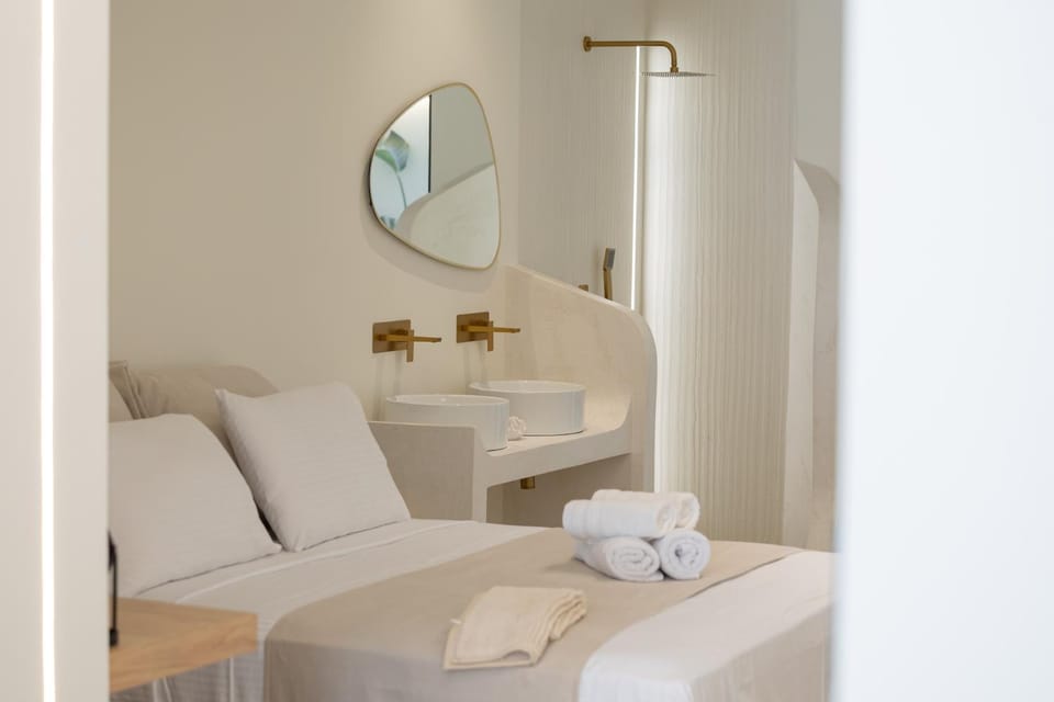 Artemis Suite Romantic Jacuzzi Retreat Private Apartment in Decentralized Administration of Attica