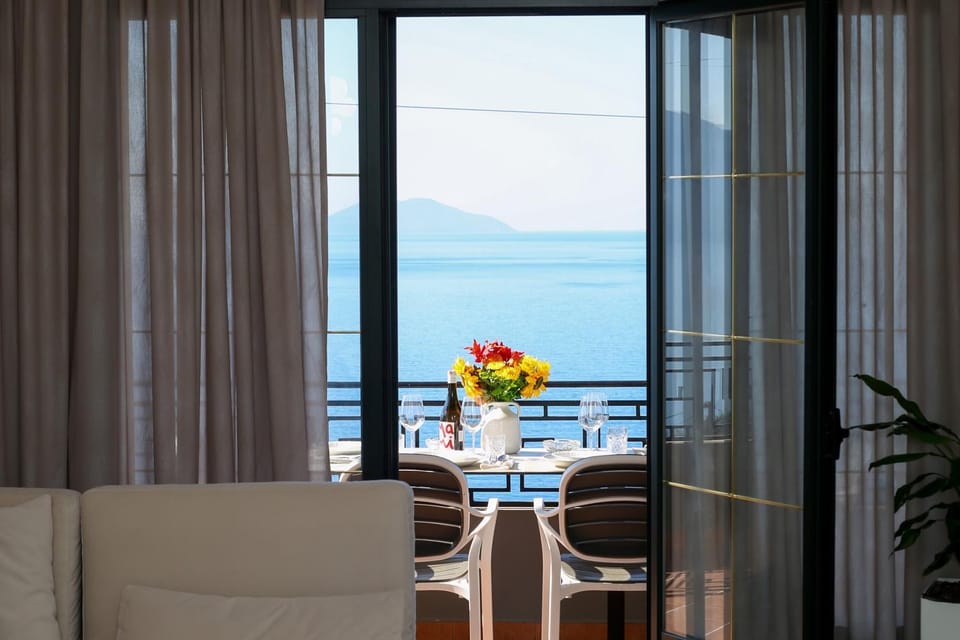 View (from property/room), Balcony/Terrace, Decorative detail, Dining area, Sea view