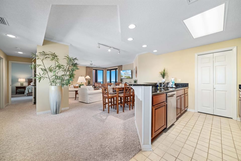 Four Seasons 801W Private Fishing Pier Beachfront Corner Unit Amenities Apartment in Orange Beach