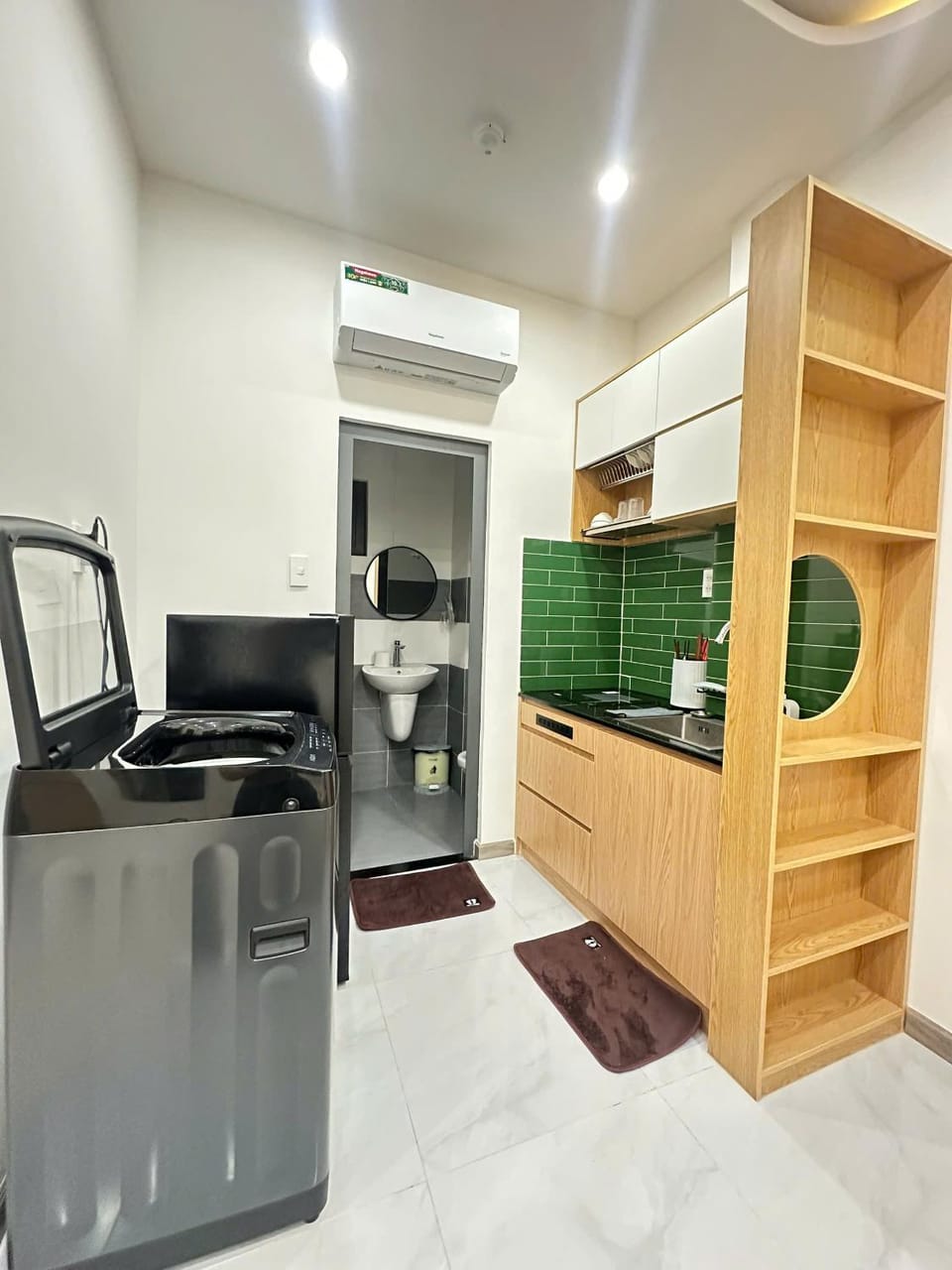 Kitchen or kitchenette, stove, washing machine, air conditioner