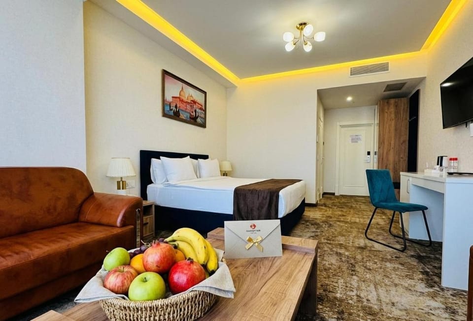 Communal lounge/ TV room, Bed, TV and multimedia, Coffee/tea facilities, Kitchen or kitchenette, Living room, Food and drinks, Photo of the whole room, Seating area, Dining area, Evening entertainment, Bedroom, Food