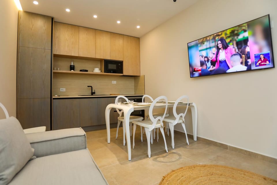 TV and multimedia, Dining area, microwave, toaster, kitchen