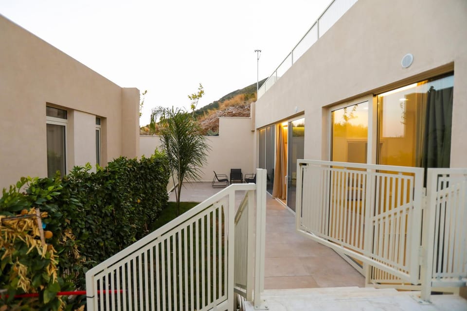 Facade/entrance, Balcony/Terrace