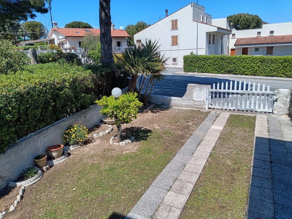 Facade/entrance, Garden