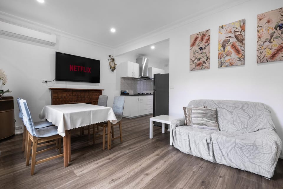 3BR2BA house in Glen Waverley Parking WIFI House in Glen Waverley