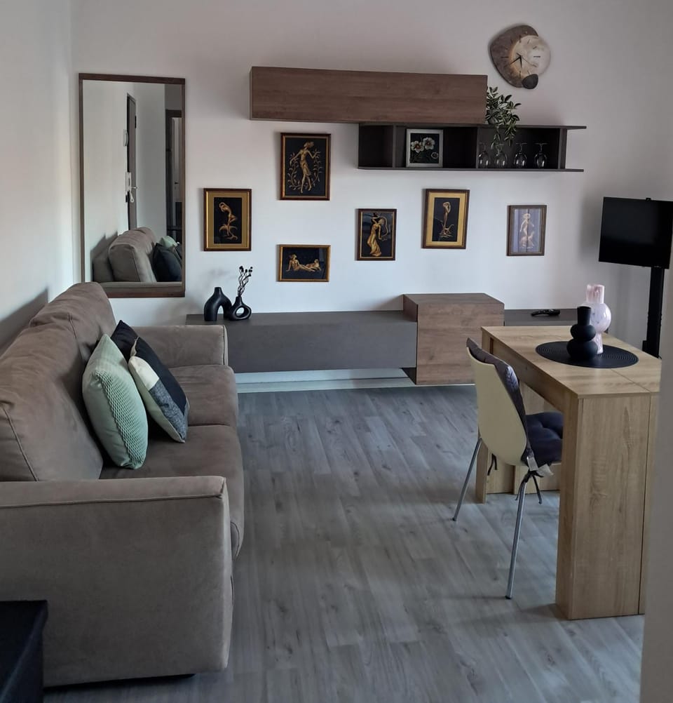 TV and multimedia, Seating area, Dining area