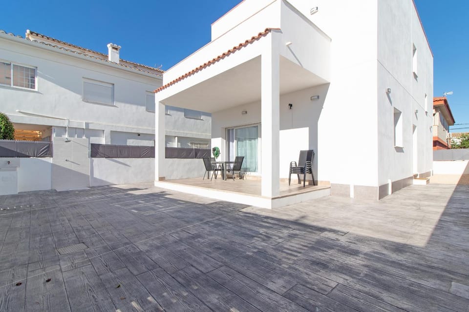 Property building, Facade/entrance, Off site