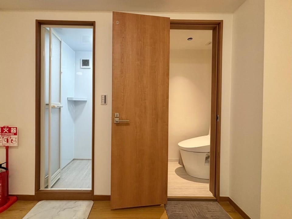 Shower, Toilet
