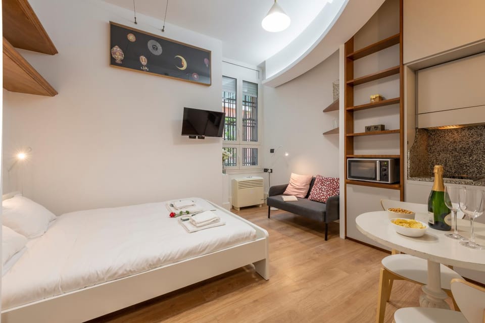 Bed, TV and multimedia, Photo of the whole room, Seating area, Dining area