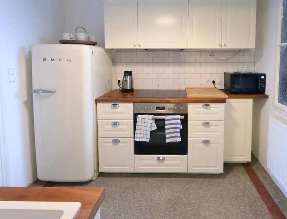 Kitchen or kitchenette, oven, stove