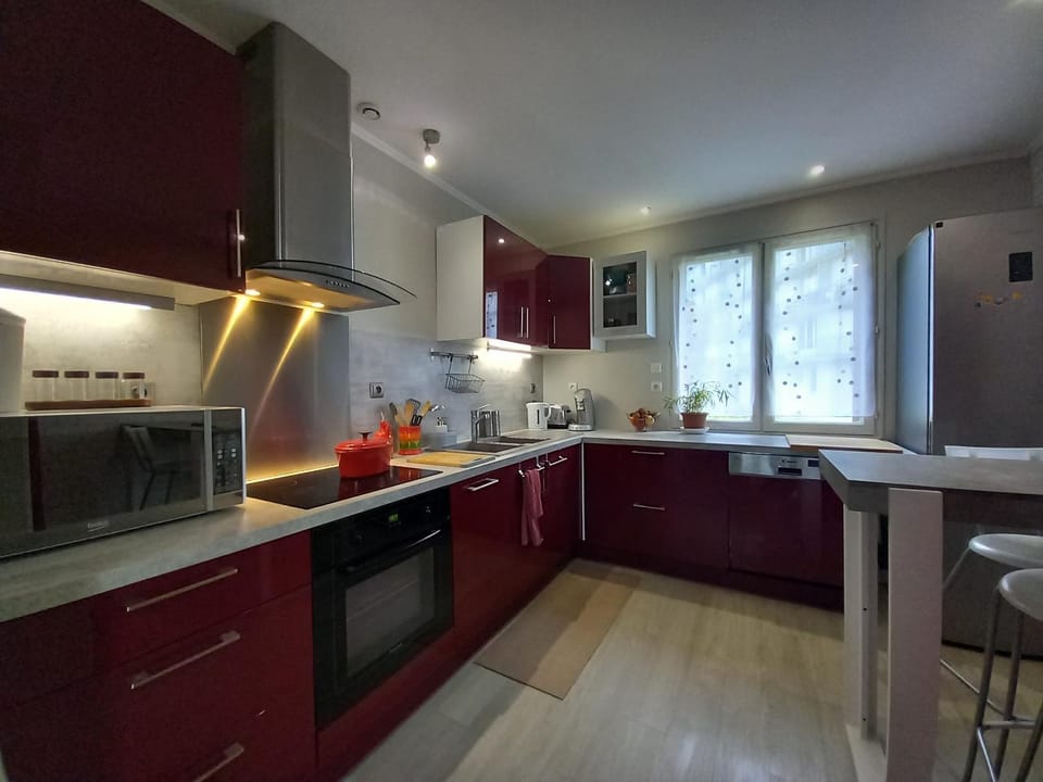 Logement appartement dans maison avec jardin, 10 minutes centre ville House in Tours