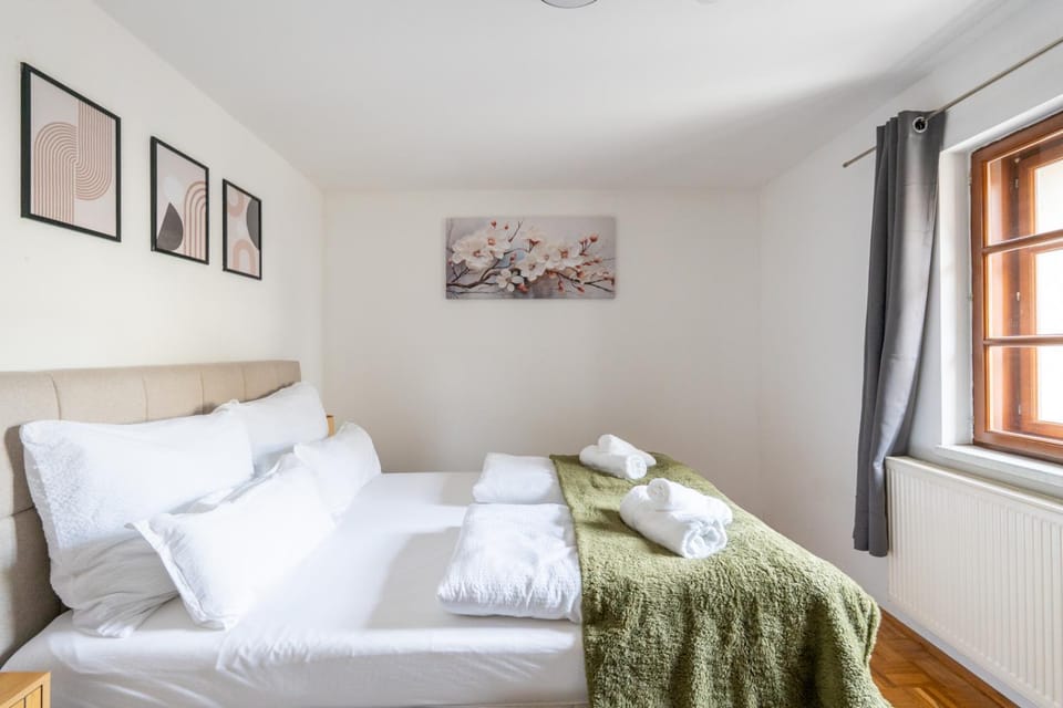 Bed, Photo of the whole room, Bedroom, towels
