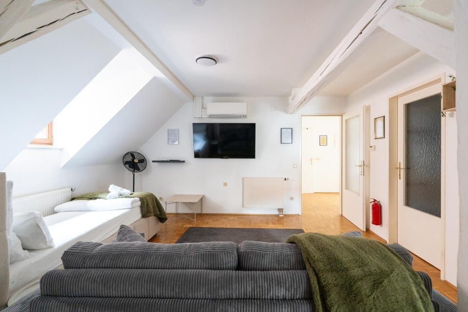 Communal lounge/ TV room, Bed, TV and multimedia, Living room, Photo of the whole room, Seating area, Evening entertainment, air conditioner