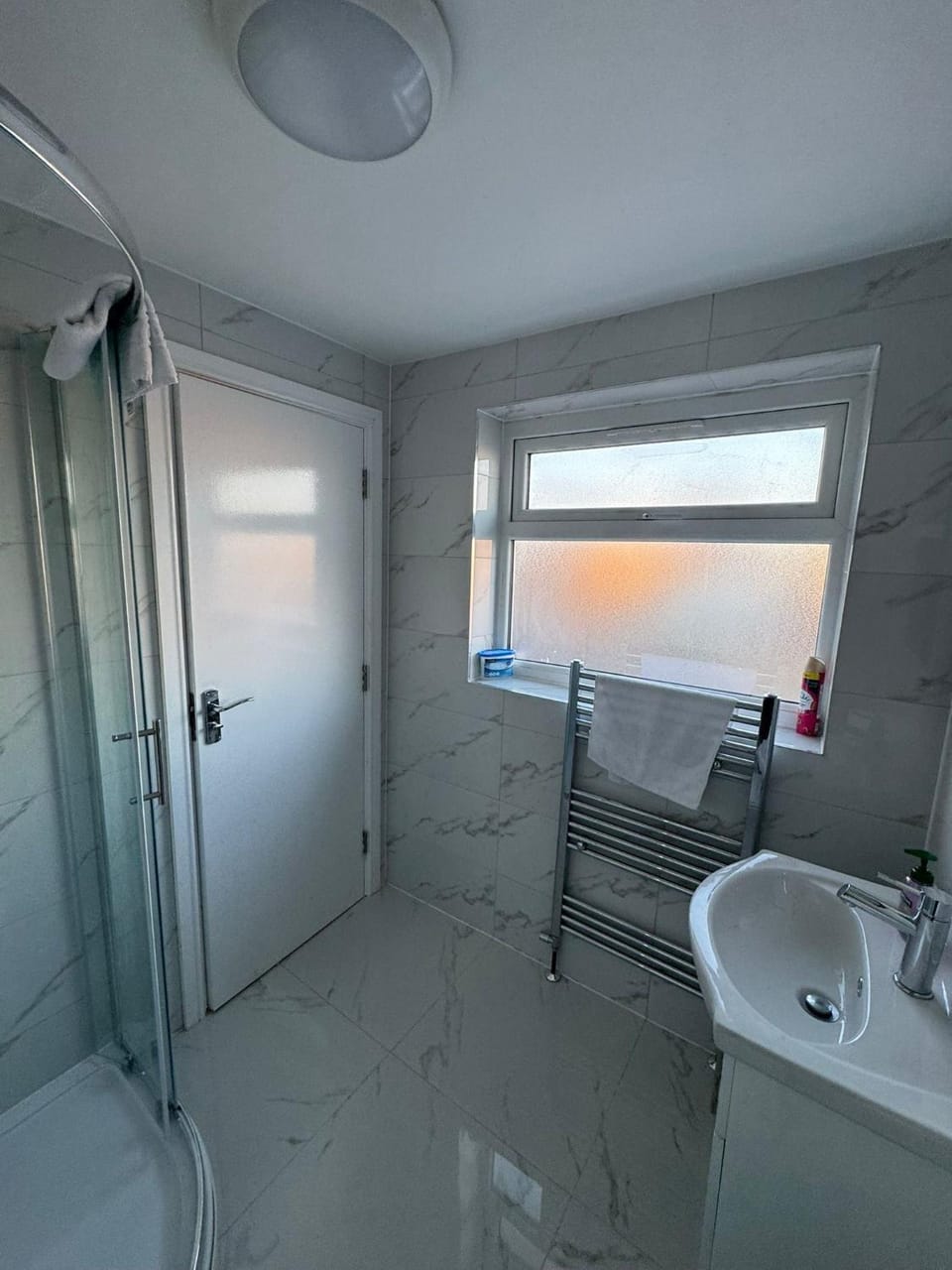 Shower, Bathroom, towels, acessibility
