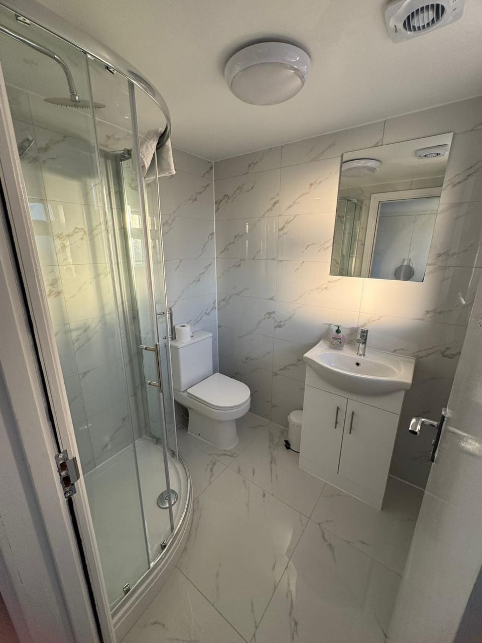 Shower, Toilet, Bathroom, towels, acessibility