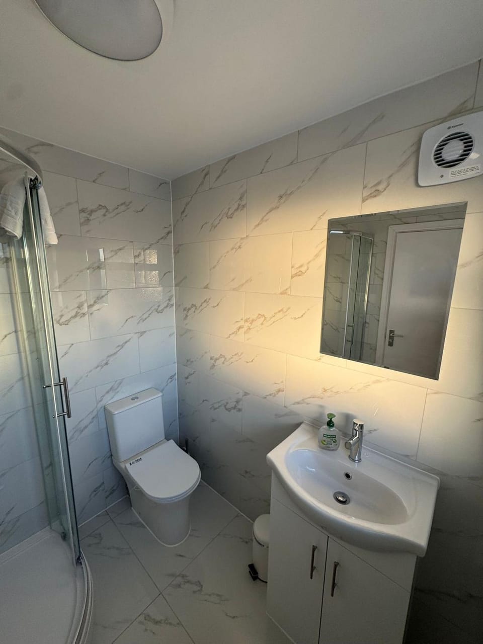 Shower, Toilet, Bathroom, towels, acessibility