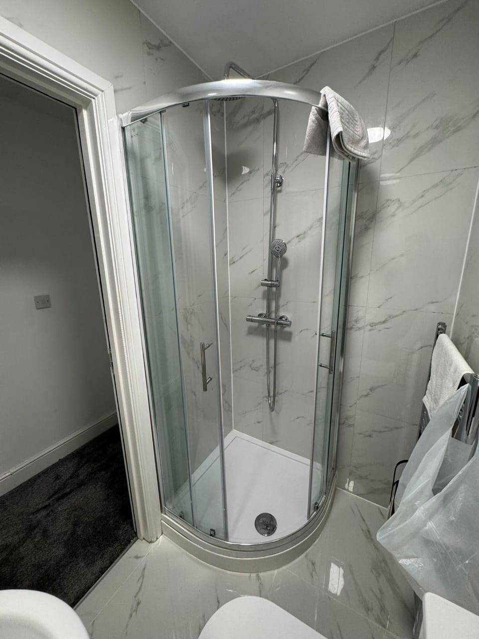 Shower, Toilet, Bathroom, towels, acessibility