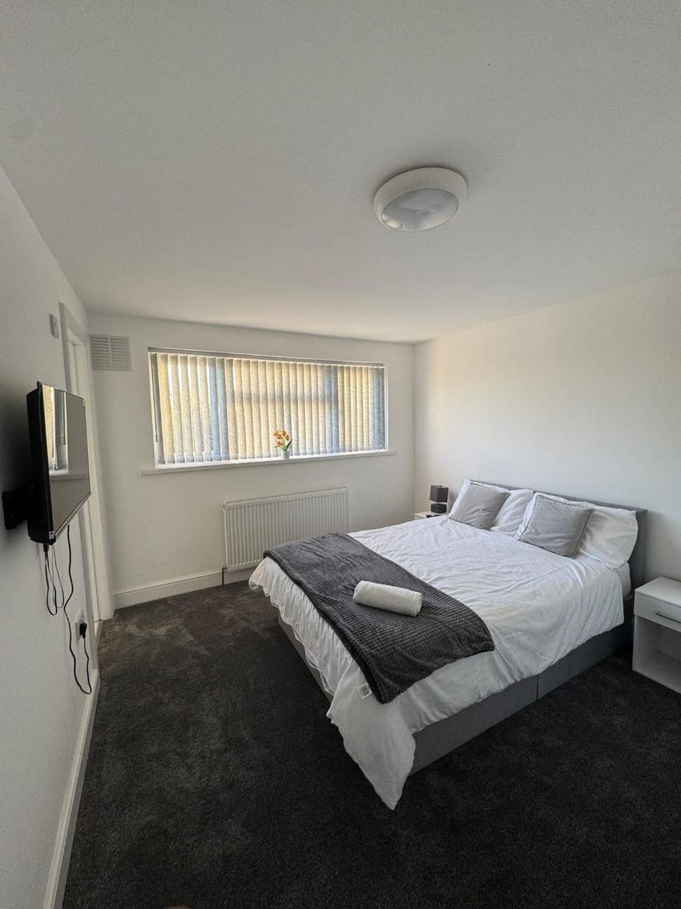 Bed, TV and multimedia, Photo of the whole room, Bedroom