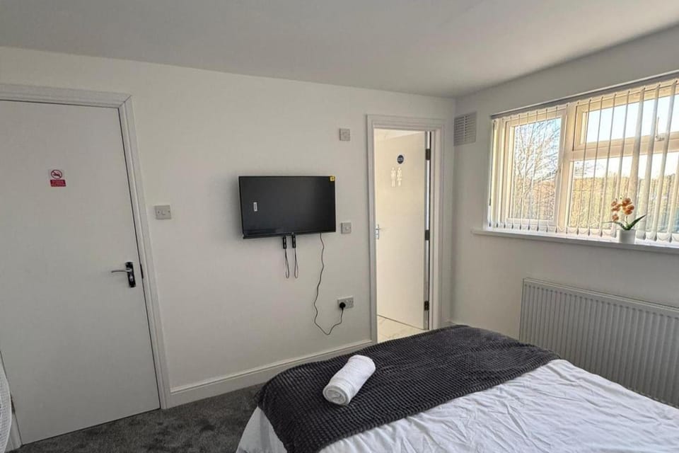 Bed, TV and multimedia, Bedroom