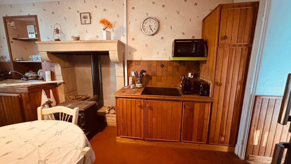 Coffee/tea facilities, oven, stove, toaster