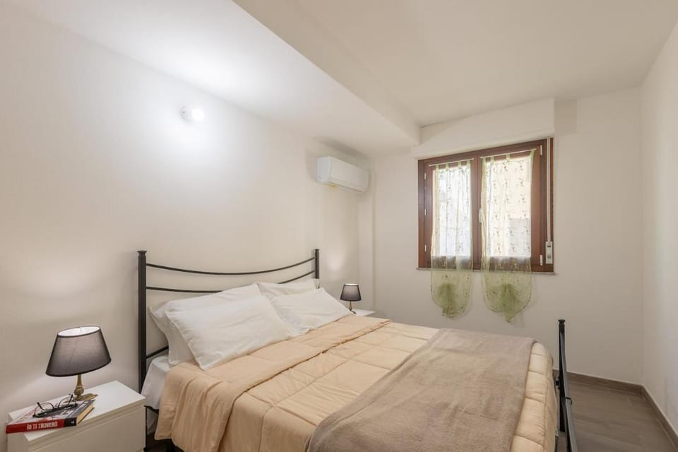 Bedroom, air conditioner